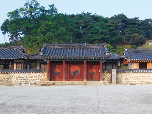 덕천군 사우 입구 전경