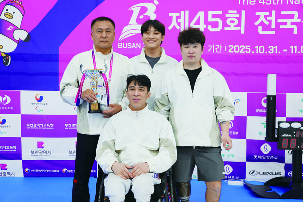 GKL 휠체어펜싱팀과 세종시 소속 선수 기념 사진