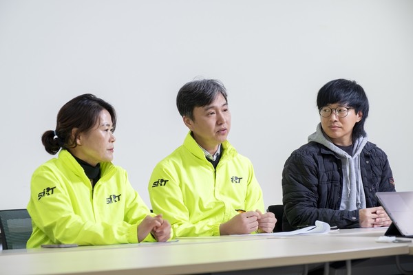 (왼쪽부터) 김점옥 회원, 서인수 회장, 주효석 회원