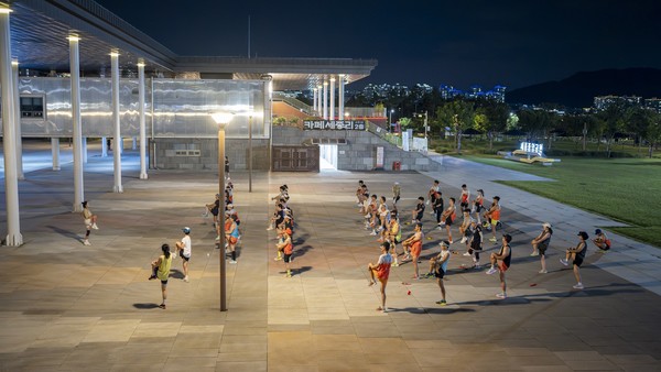 세종중앙공원 일대에서 몸을 풀고 있는 세종러닝팀 회원들