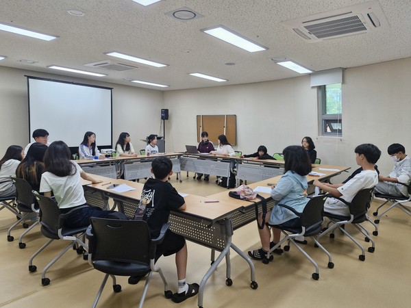 세종시 청소년참여위원회가 활동 중인 모습