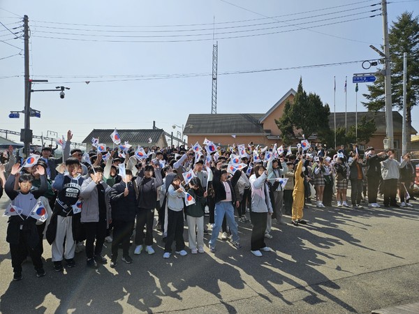 2025년 전의3.1만세운동 재현행사에서 만세를 외치는 학생과 주민들