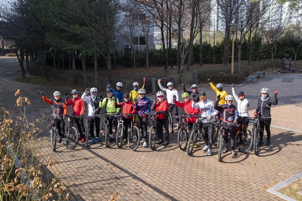 세종특별자치시사이클연맹 소속인 국대바이크 자전거동호회 회원들