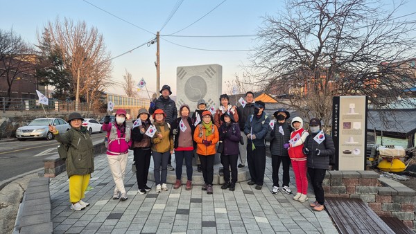 전의역과 전의3·1만세운동기념탑 앞에서 대원들과 함께~
